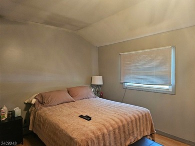 Welcome to your dream lake retreat! This charming three-bedroom - photo 8