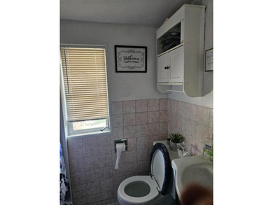 Welcome to your dream lake retreat! This charming three-bedroom - photo 10