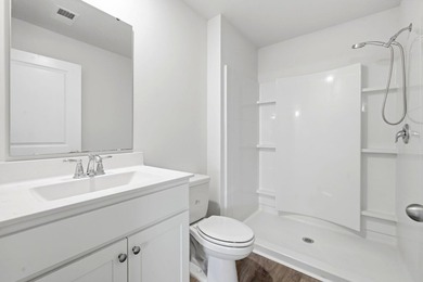 Spacious and beautifully maintained 5-bedroom, 3 full bath home - photo 12