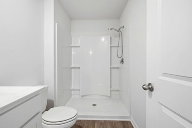 Spacious and beautifully maintained 5-bedroom, 3 full bath home - photo 13