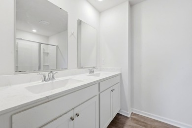 Spacious and beautifully maintained 5-bedroom, 3 full bath home - photo 18