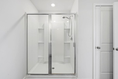 Spacious and beautifully maintained 5-bedroom, 3 full bath home - photo 19