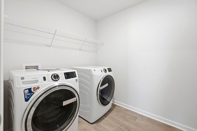 Spacious and beautifully maintained 5-bedroom, 3 full bath home - photo 22
