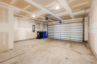 Spacious and beautifully maintained 5-bedroom, 3 full bath home - photo 38