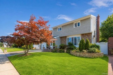 Beautiful Baldwin Harbor Residence, Make it home! This property - photo 2