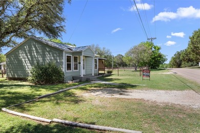 Charming 2 bedroom, 1 bath home near Lake Whitney just a short - photo 2