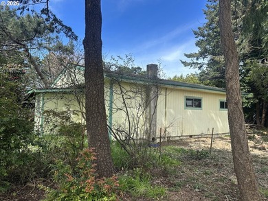 Own a sweet beach cottage just moments from the park, lake and - photo 12
