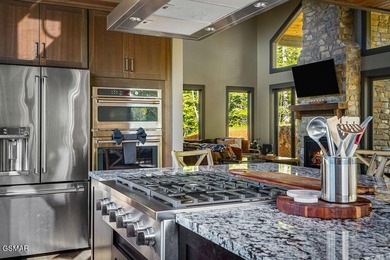 TOTAL LUXURY EXPERIENCE! Fully custom, turnkey cabin featuring 3 - photo 15