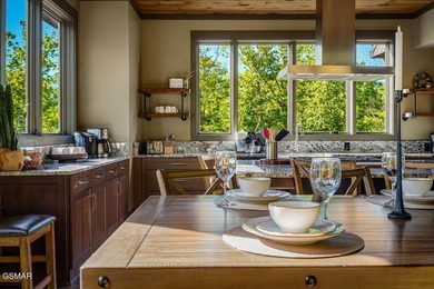 TOTAL LUXURY EXPERIENCE! Fully custom, turnkey cabin featuring 3 - photo 16
