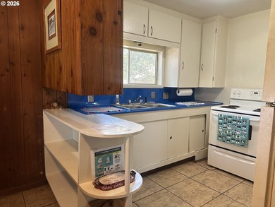 Own a sweet beach cottage just moments from the park, lake and - photo 16