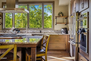 TOTAL LUXURY EXPERIENCE! Fully custom, turnkey cabin featuring 3 - photo 17