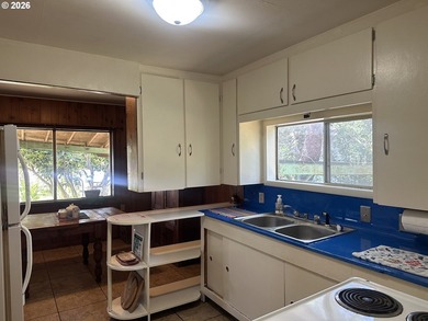 Own a sweet beach cottage just moments from the park, lake and - photo 17