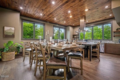 TOTAL LUXURY EXPERIENCE! Fully custom, turnkey cabin featuring 3 - photo 18