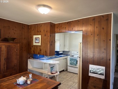 Own a sweet beach cottage just moments from the park, lake and - photo 19