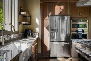 TOTAL LUXURY EXPERIENCE! Fully custom, turnkey cabin featuring 3 - photo 22