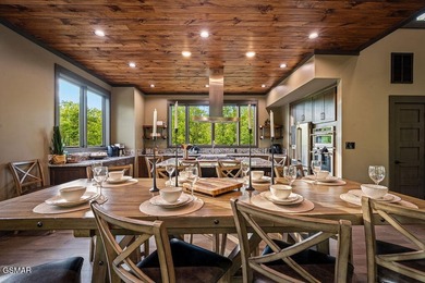 TOTAL LUXURY EXPERIENCE! Fully custom, turnkey cabin featuring 3 - photo 25