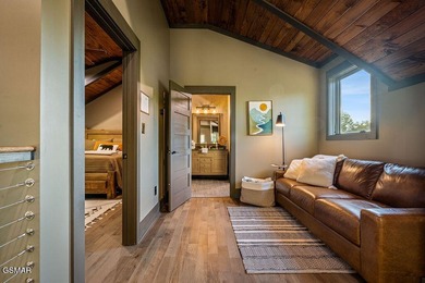 TOTAL LUXURY EXPERIENCE! Fully custom, turnkey cabin featuring 3 - photo 39