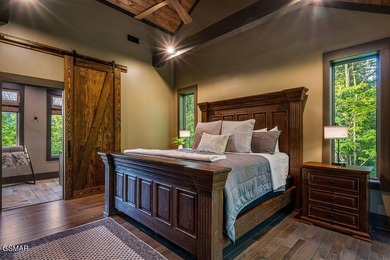 TOTAL LUXURY EXPERIENCE! Fully custom, turnkey cabin featuring 3 - photo 48