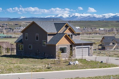 This stunning 4-bed, 3-bath mountain retreat combines luxury - photo 2