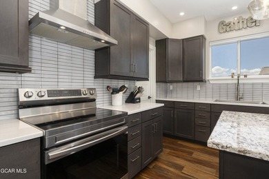 This stunning 4-bed, 3-bath mountain retreat combines luxury - photo 10