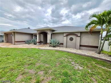 Welcome to this beautifully maintained 3-bedroom plus den - photo 2