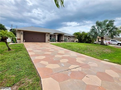 Welcome to this beautifully maintained 3-bedroom plus den - photo 3