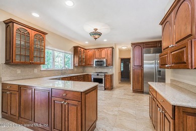 Nestled in an exclusive, tranquil section of Todt Hill, this - photo 11