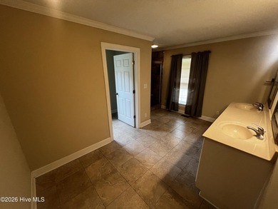 Looking for privacy and quiet living? This one owner family home - photo 12
