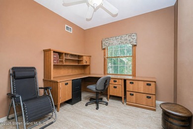 Nestled in an exclusive, tranquil section of Todt Hill, this - photo 12