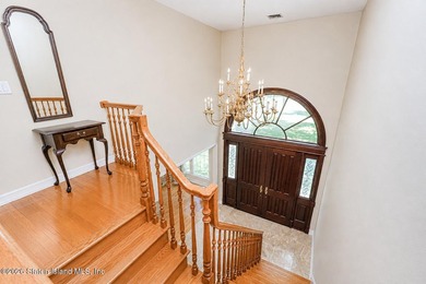Nestled in an exclusive, tranquil section of Todt Hill, this - photo 13
