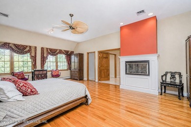 Nestled in an exclusive, tranquil section of Todt Hill, this - photo 14