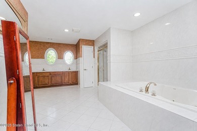 Nestled in an exclusive, tranquil section of Todt Hill, this - photo 15