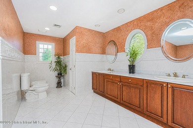 Nestled in an exclusive, tranquil section of Todt Hill, this - photo 16