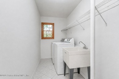 Nestled in an exclusive, tranquil section of Todt Hill, this - photo 20