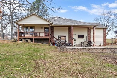 Discover this exquisite custom-built residence with a pond view - photo 25