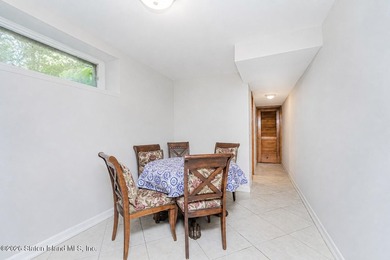 Nestled in an exclusive, tranquil section of Todt Hill, this - photo 25