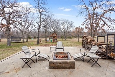 Discover this exquisite custom-built residence with a pond view - photo 27