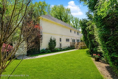 Nestled in an exclusive, tranquil section of Todt Hill, this - photo 32