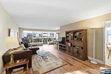 Welcome to the prestigious Pembroke, one of Fort Lee's most - photo 4