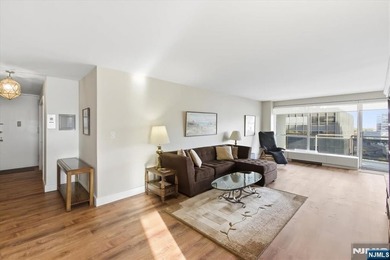 Welcome to the prestigious Pembroke, one of Fort Lee's most - photo 5
