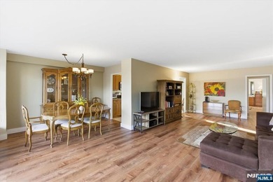 Welcome to the prestigious Pembroke, one of Fort Lee's most - photo 6