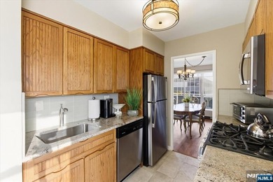 Welcome to the prestigious Pembroke, one of Fort Lee's most - photo 8