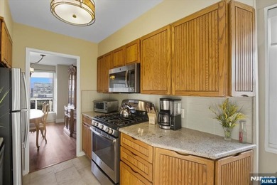 Welcome to the prestigious Pembroke, one of Fort Lee's most - photo 9