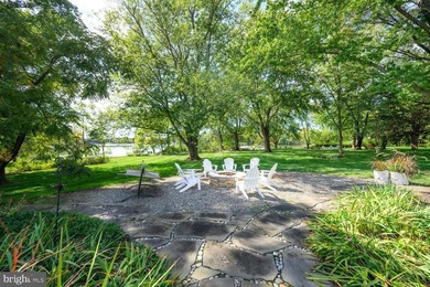 Set along the peaceful waters of Caulk Cove, this extraordinary - photo 31