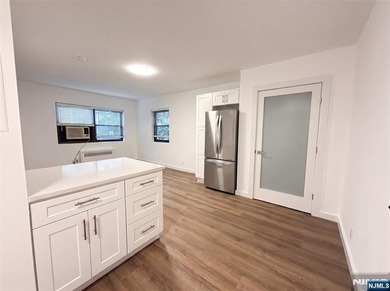 CALL BRANDON ESPERpletely renovated first-floor studio located - photo 1