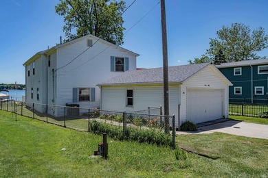 Experience lake living at its best! This adorable cottage on - photo 3