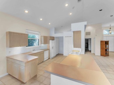 This beautifully maintained 2-bedroom, 2-bath single-story home - photo 4