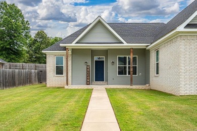Built in 2019 and exceptionally well maintained, this 3-bedroom - photo 3