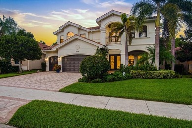 Luxury Naples living awaits in this rarely available and highly - photo 1