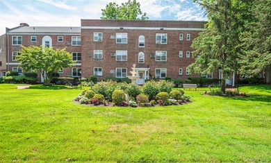Newly renovated- move-in ready one-bedroom. Facing a garden view - photo 1